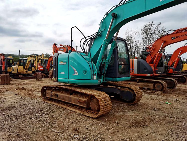 Kobelco SK135SR excavator