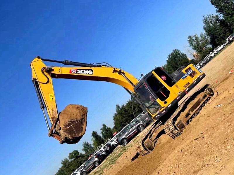 XCMG 215D excavator