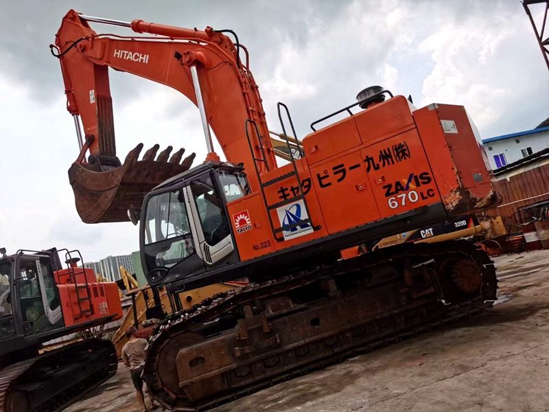 Hitachi ZX670 excavator