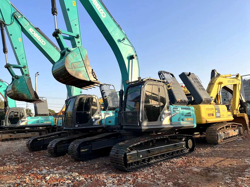 Kobelco SK260 excavator