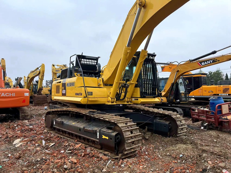 Komatsu PC400-8 excavator