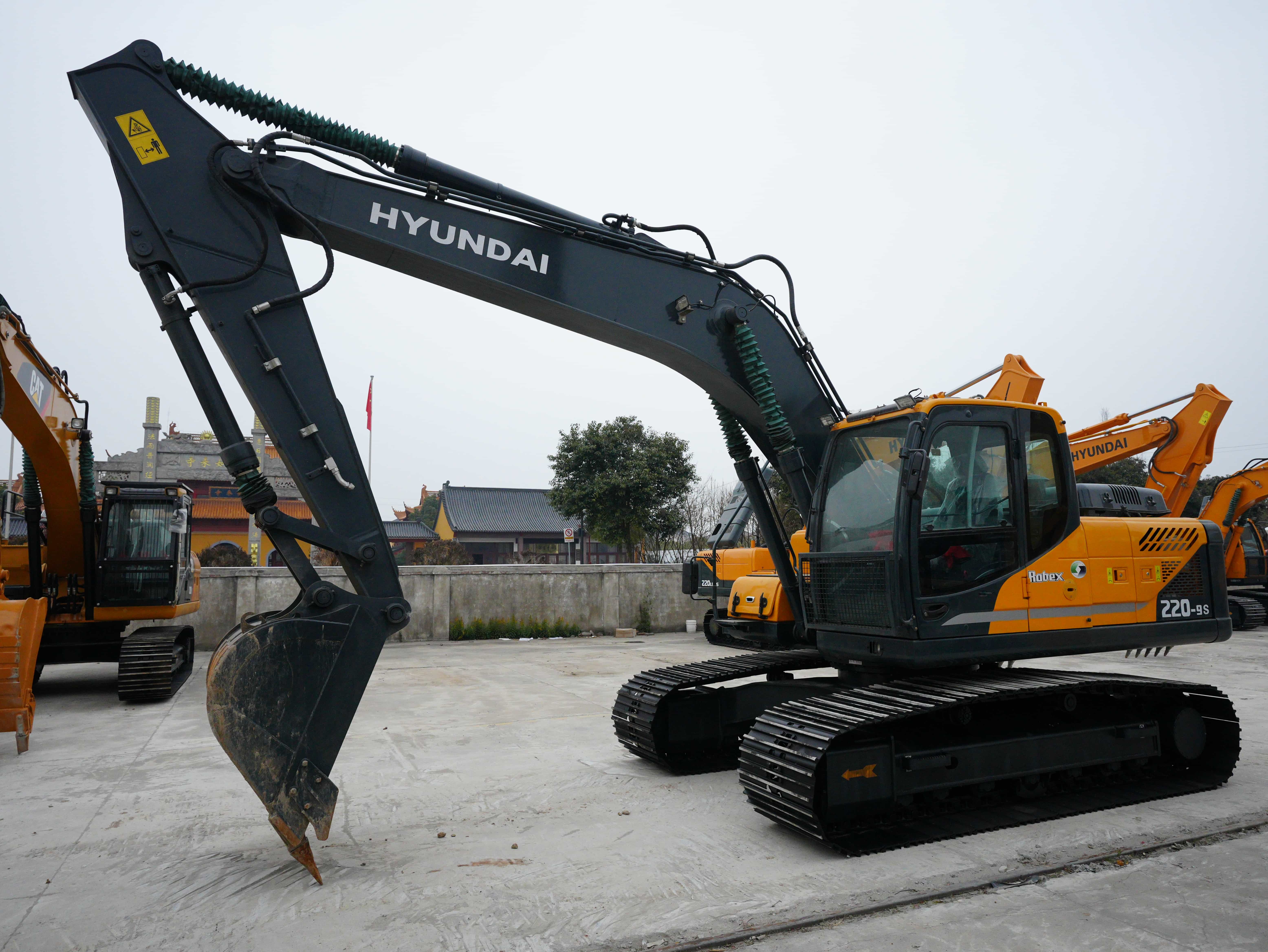 Used Hyundai 220-9s excavator crawler excavator with good performance and cheap for sale