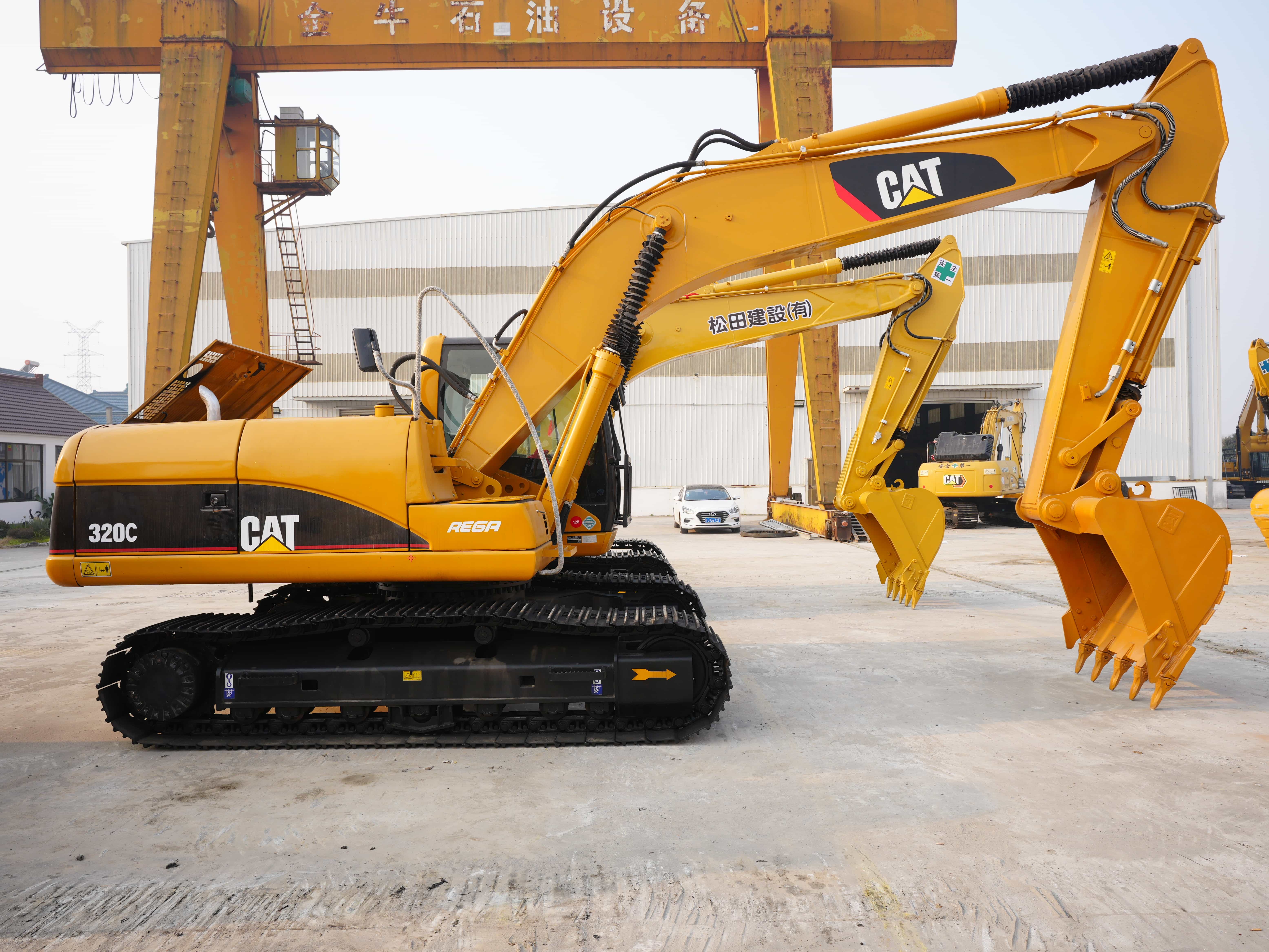 100% Caterpillar CAT320C excavator made in Japan for sale at a very low price