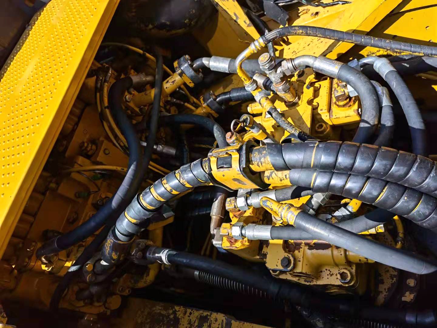 Used Caterpillar cat345dl excavator is on sale worldwide at a low price