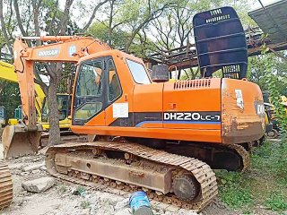 Doosan DH220-7 Excavator