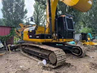 We have used Caterpillar 323D2L excavators in stock and in excellent condition for sale worldwide.