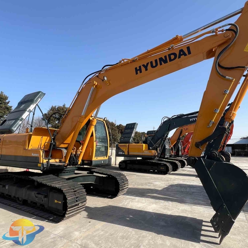 High quality original second hand Hyundai 220LC-9S excavator in good condition for sale at a very low price