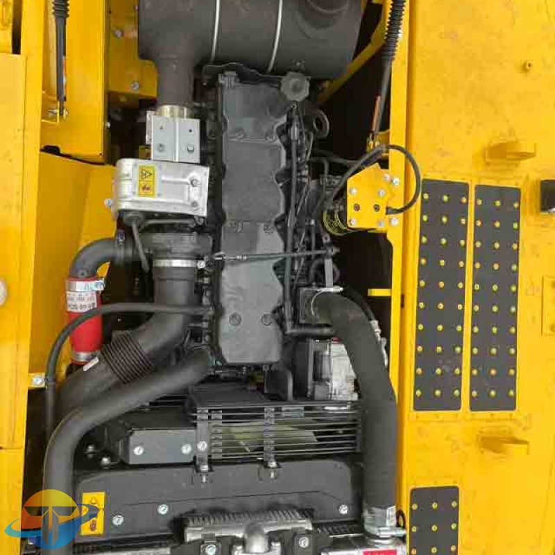 Used Komatsu PC220 excavator, original Japanese heavy mining and earthmoving machinery, for sale.