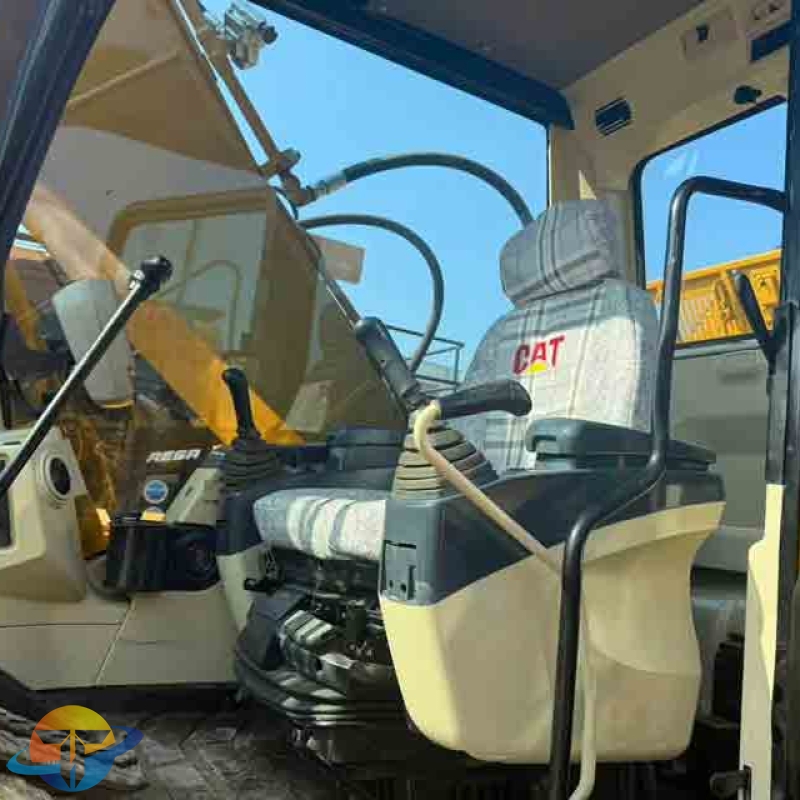 Selected used Caterpillar 320CL excavators, Japanese-made hydraulic excavators, are available for sale.