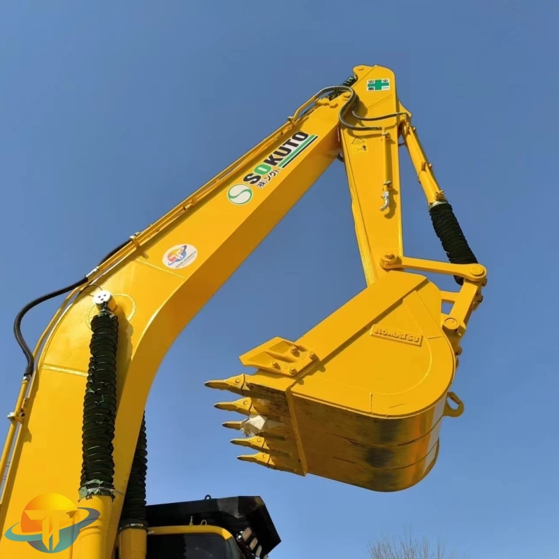 Second hand Komatsu PC200 excavator in best working condition and cheapest price