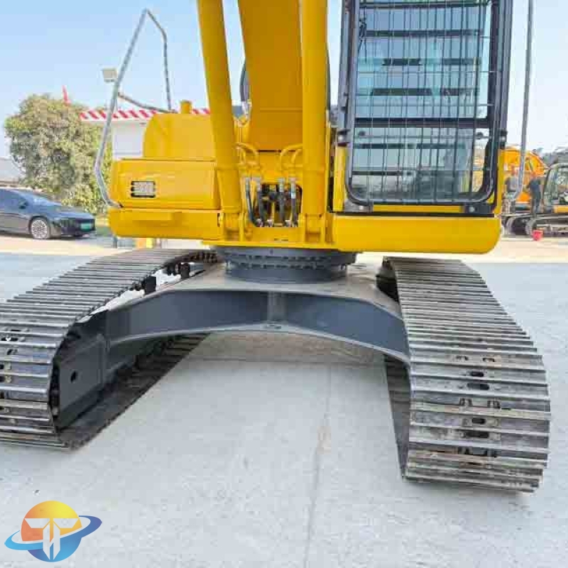 High-quality Komatsu PC200 excavator, used construction equipment, is selling well worldwide.