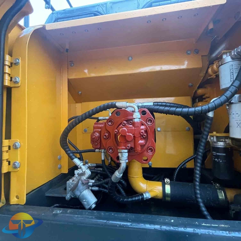 Used Hyundai 220s excavator are hot on the market. They are refurbished and can be delivered to any country.