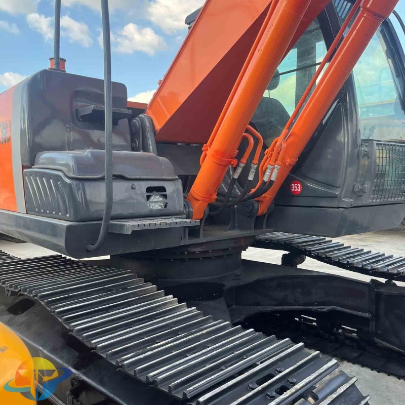 Japanese brand new and hot selling Hitachi 200 excavator, used excavator, hydraulic earthmoving machinery for sale.