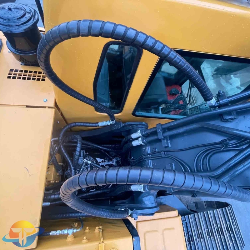 Used Hyundai 220s excavator are hot on the market. They are refurbished and can be delivered to any country.