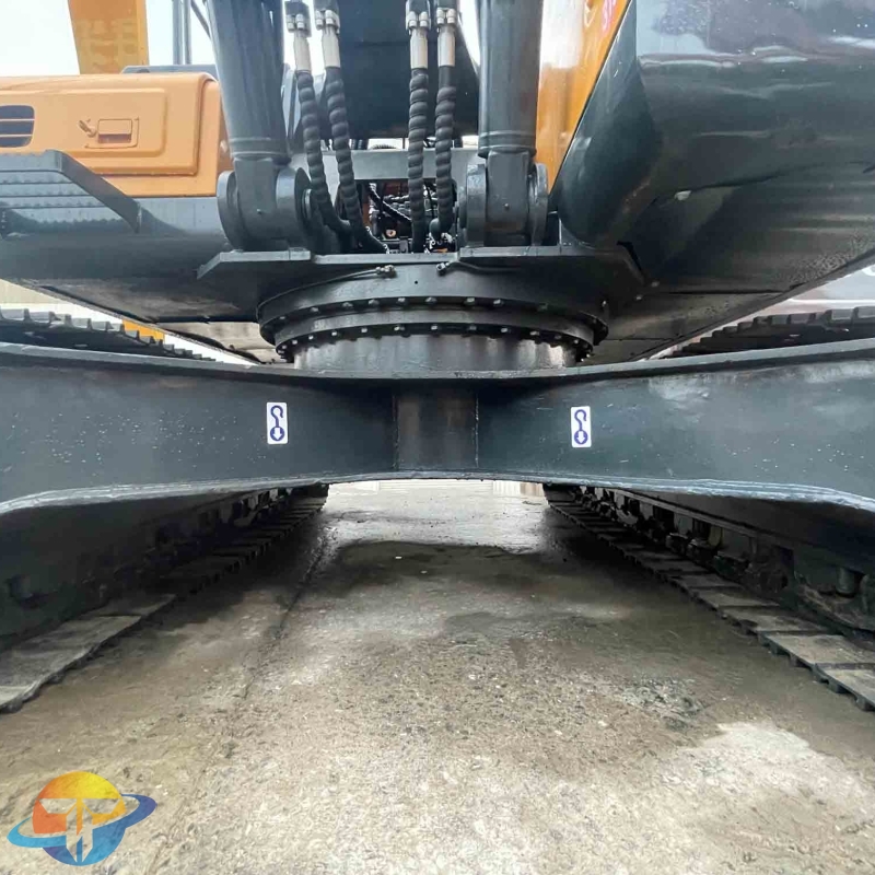 Used Hyundai 220s excavator are hot on the market. They are refurbished and can be delivered to any country.