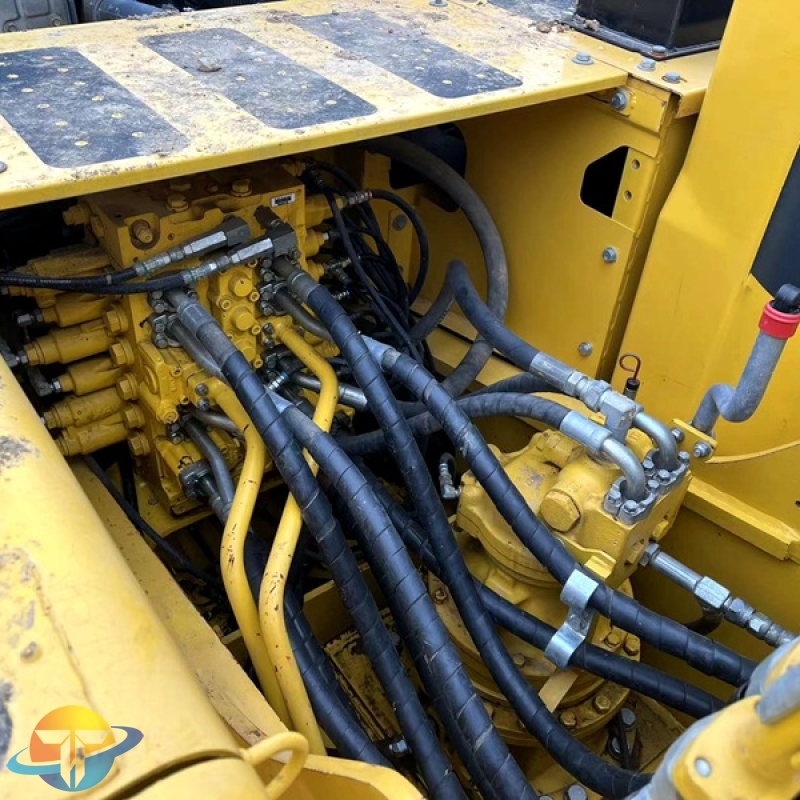 Second hand Komatsu PC200-8 excavator original working time low price cheap