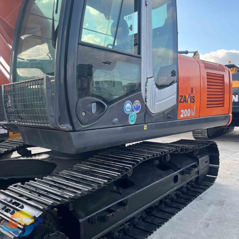 Japanese brand new and hot selling Hitachi 200 excavator, used excavator, hydraulic earthmoving machinery for sale.