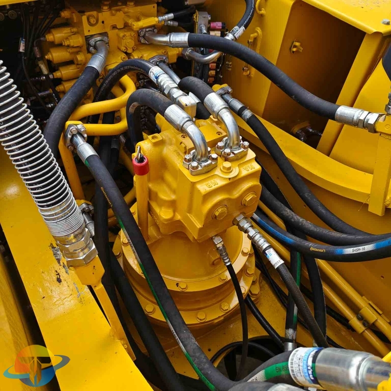 Komatsu PC360 36-ton tracked excavator, used for quarry work, low operating time, for sale.