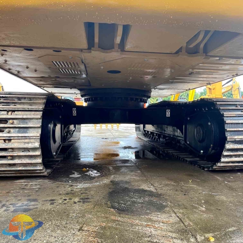 Used Caterpillar 320D2L crawler excavator with high quality engine and low consumption in good condition for sale.