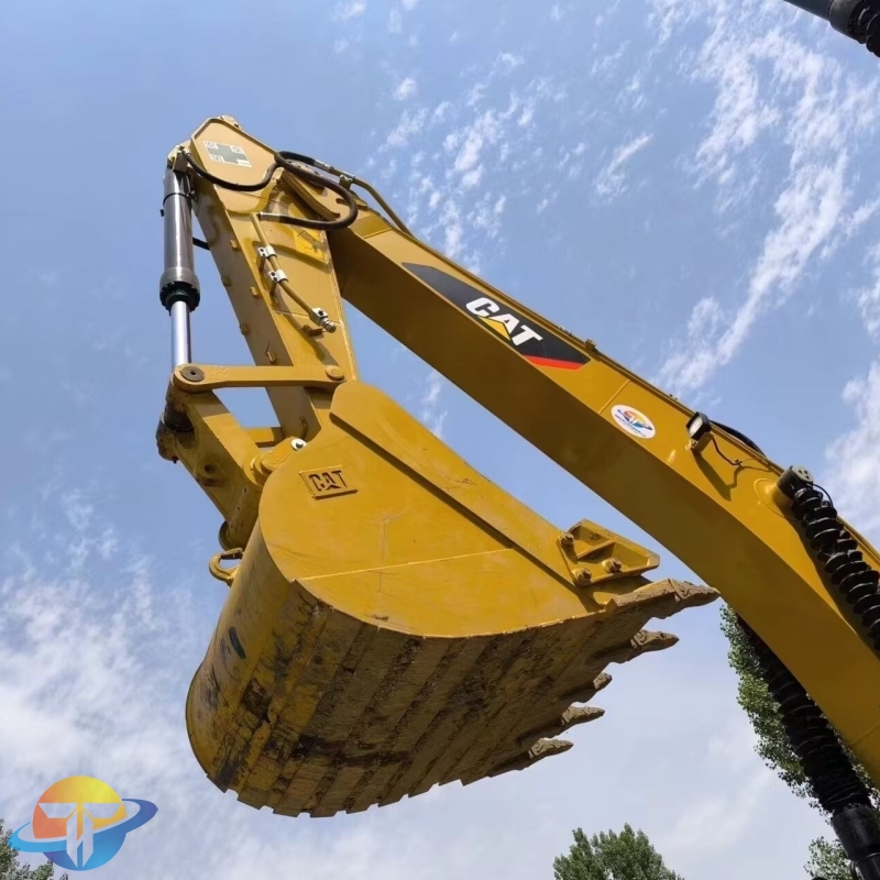 Well maintained second-hand excavator Caterpillar 329D2L excavator is cheap and easy to operate
