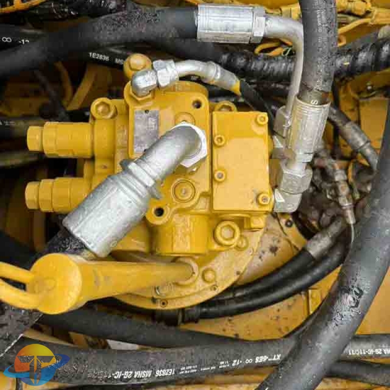 Caterpillar 320 high-spec excavator, original tracked excavator, used in mining construction, for sale.