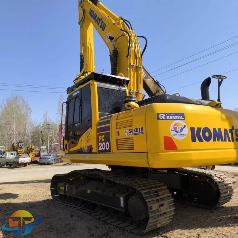 Second hand Komatsu PC200 excavator in best working condition and cheapest price