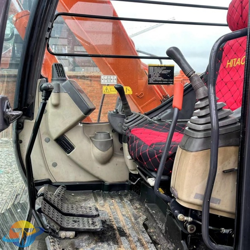 Cheap second-hand Hitachi ZX70 excavator low working time highly recommended
