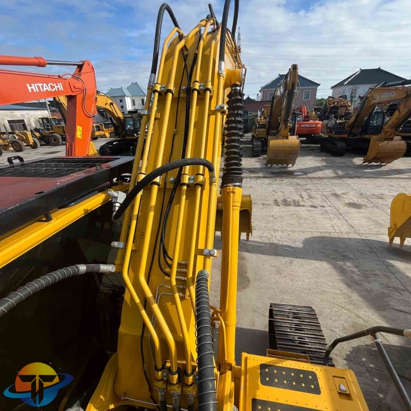 2022 genuine Komatsu PC220-8N1 excavator used construction machinery with good performance for sale.