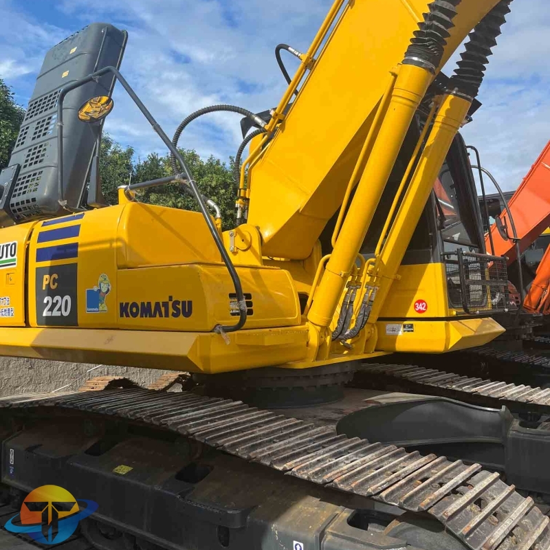 2022 genuine Komatsu PC220-8N1 excavator used construction machinery with good performance for sale.