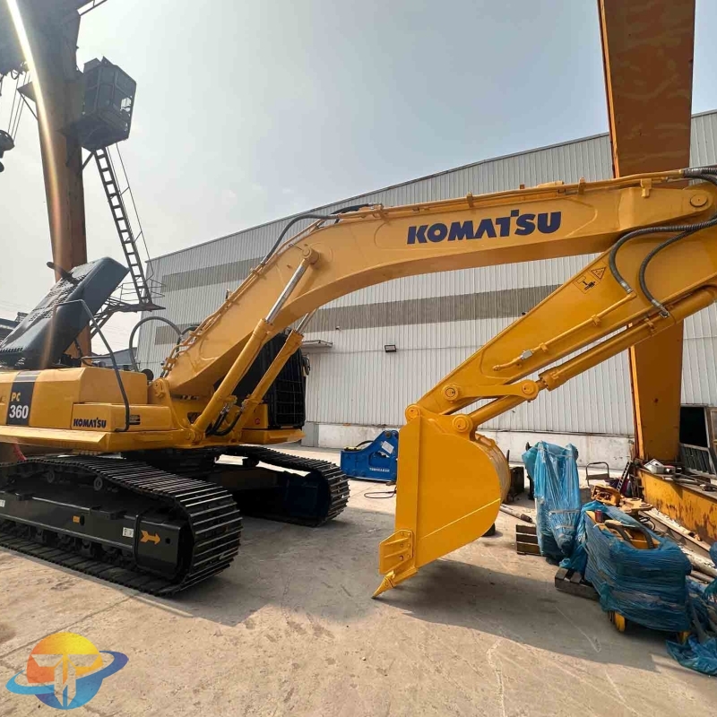 Komatsu PC360 36-ton tracked excavator, used for quarry work, low operating time, for sale.