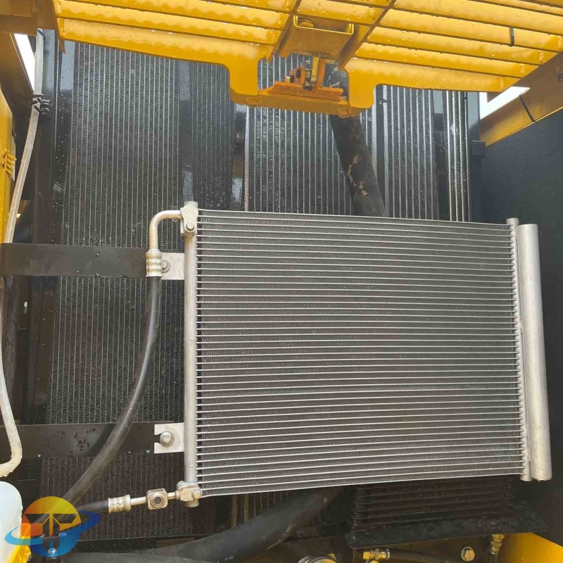 Second hand original Japanese high quality Komatsu pc220 crawler excavator with core motor engine gearbox gear parts for sale.