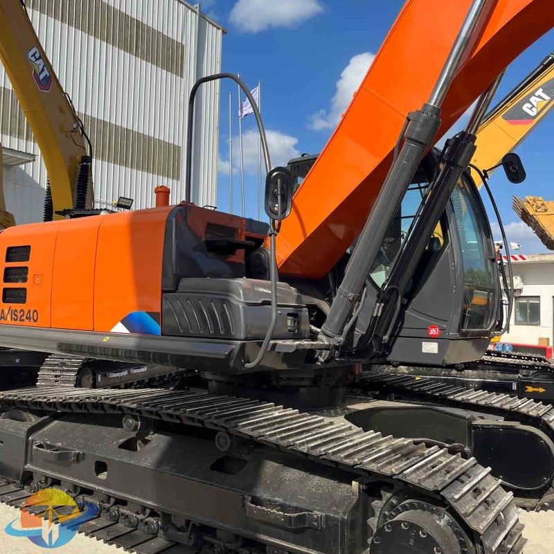 Japan-made Hitachi ZX240 hydraulic crawler excavator used excavator is in stock and is selling well.
