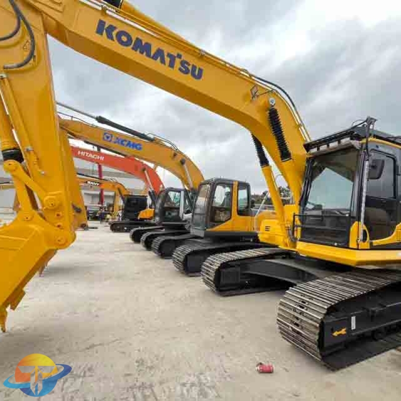 Used Komatsu PC220 excavator, original Japanese heavy mining and earthmoving machinery, for sale.