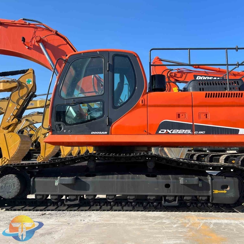 Doosan DX225LC-9C excavator second-hand machine has good operating performance and low price