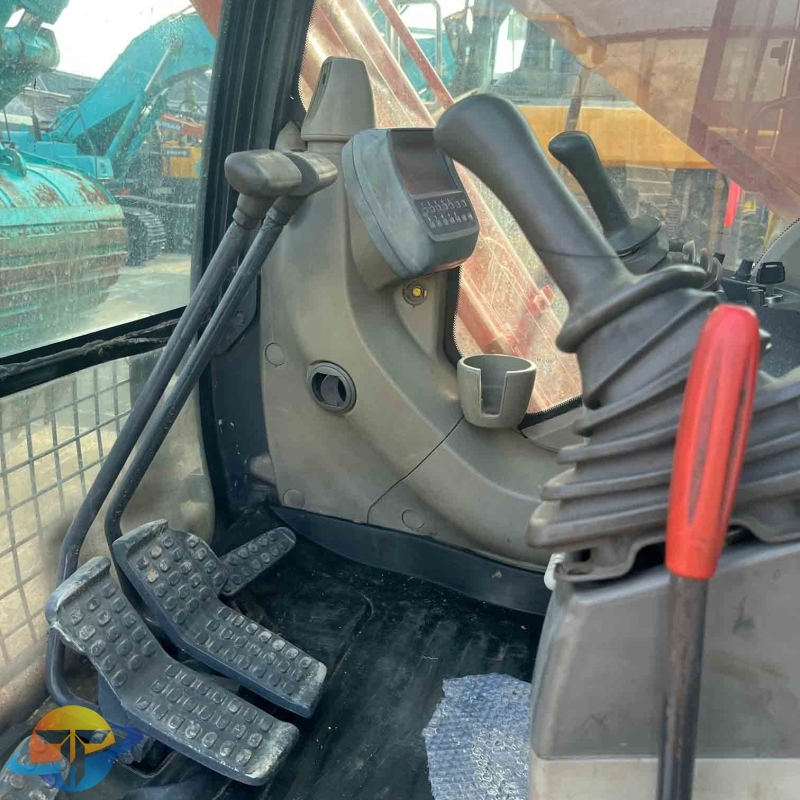 Japanese brand new and hot selling Hitachi 200 excavator, used excavator, hydraulic earthmoving machinery for sale.