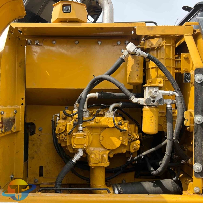 Famous excavator brand Caterpillar used excavator CAT323D2L excavator now for sale with high quality