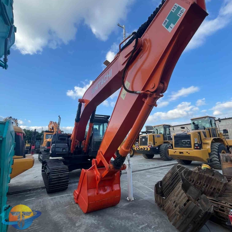 Japanese brand new and hot selling Hitachi 200 excavator, used excavator, hydraulic earthmoving machinery for sale.