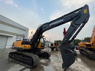 Used Hyundai 220s excavator are hot on the market. They are refurbished and can be delivered to any country.