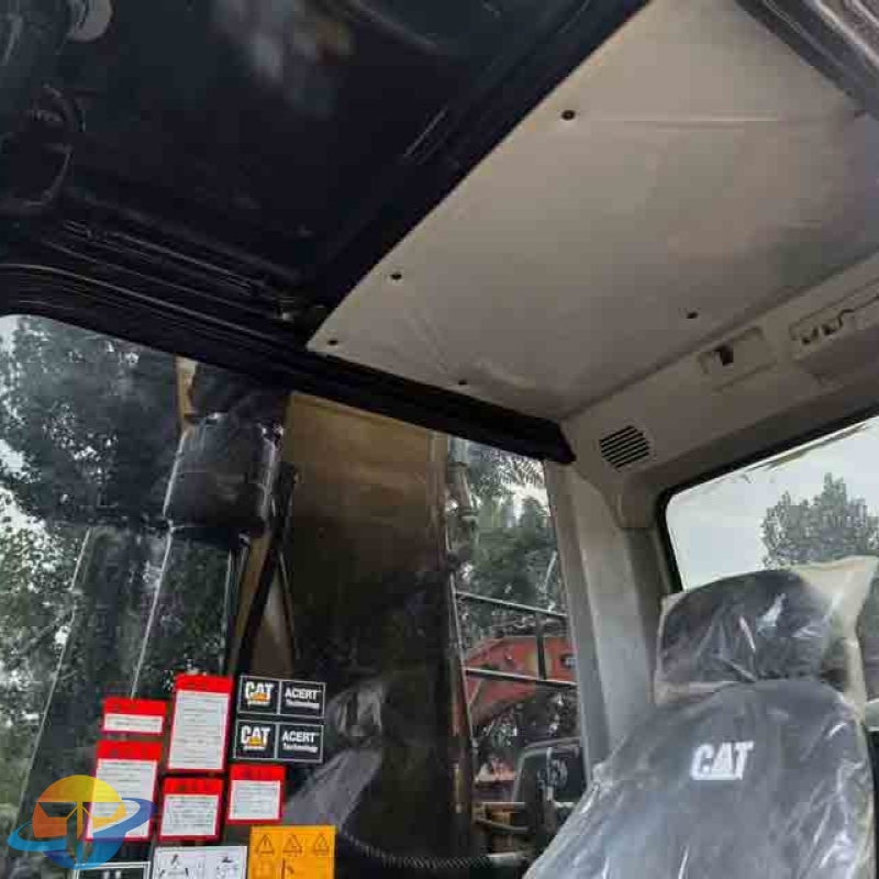 We have used Caterpillar 323D2L excavators in stock and in excellent condition for sale worldwide.