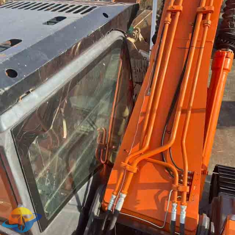 Japanese brand new and hot selling Hitachi 200 excavator, used excavator, hydraulic earthmoving machinery for sale.