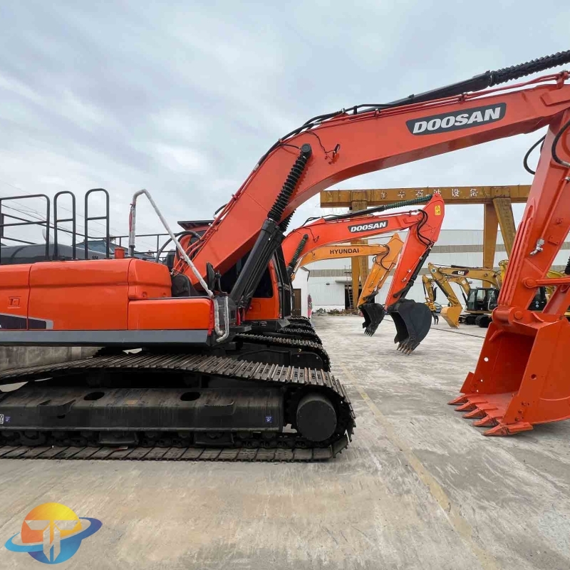 High quality second hand Doosan DX225LC-9C Excavator is hot selling at a low price Welcome to call us for consultation