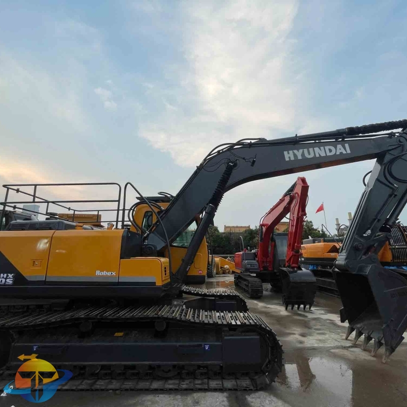 Used Hyundai 220s excavator are hot on the market. They are refurbished and can be delivered to any country.