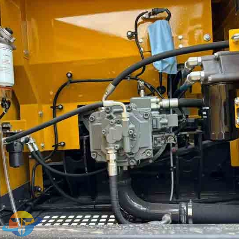 XCMG XE215G excavator with Isuzu Stage II engine and constant power pump, 80 cm crawler tracks in stock.