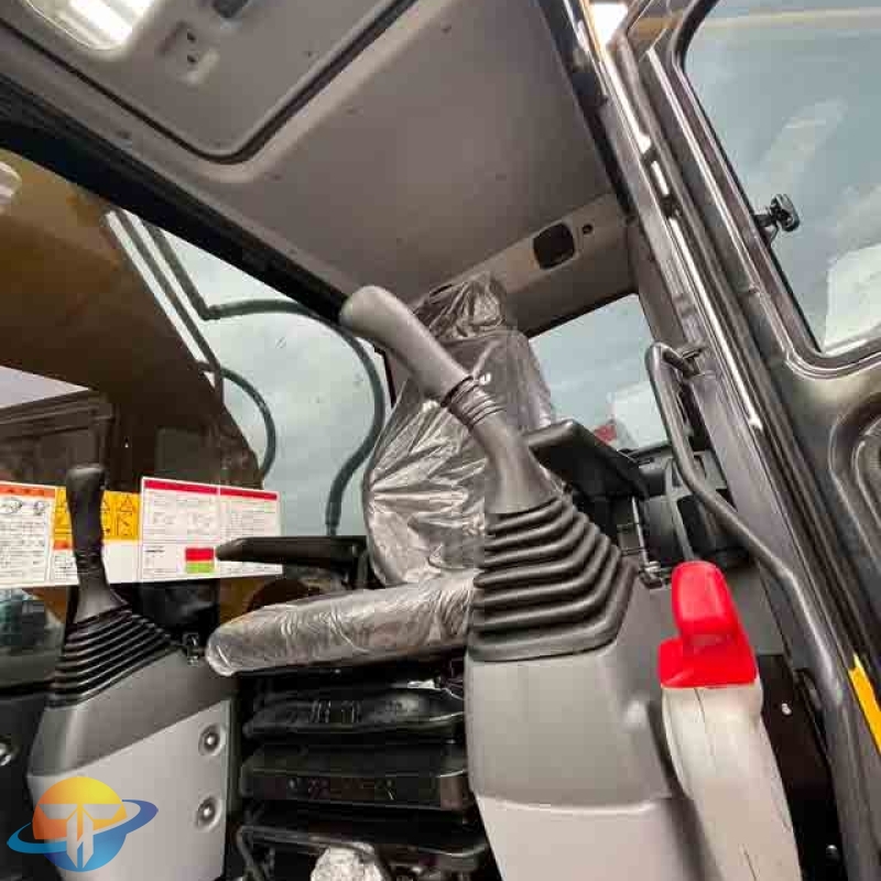 Used Komatsu PC220 excavator, original Japanese heavy mining and earthmoving machinery, for sale.