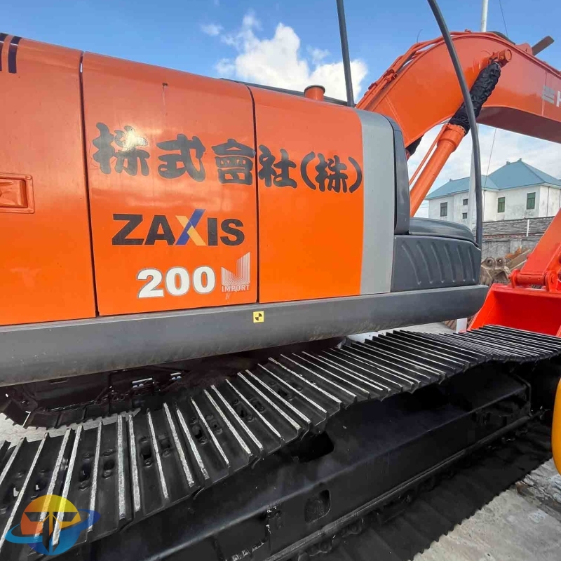 Japanese brand new and hot selling Hitachi 200 excavator, used excavator, hydraulic earthmoving machinery for sale.