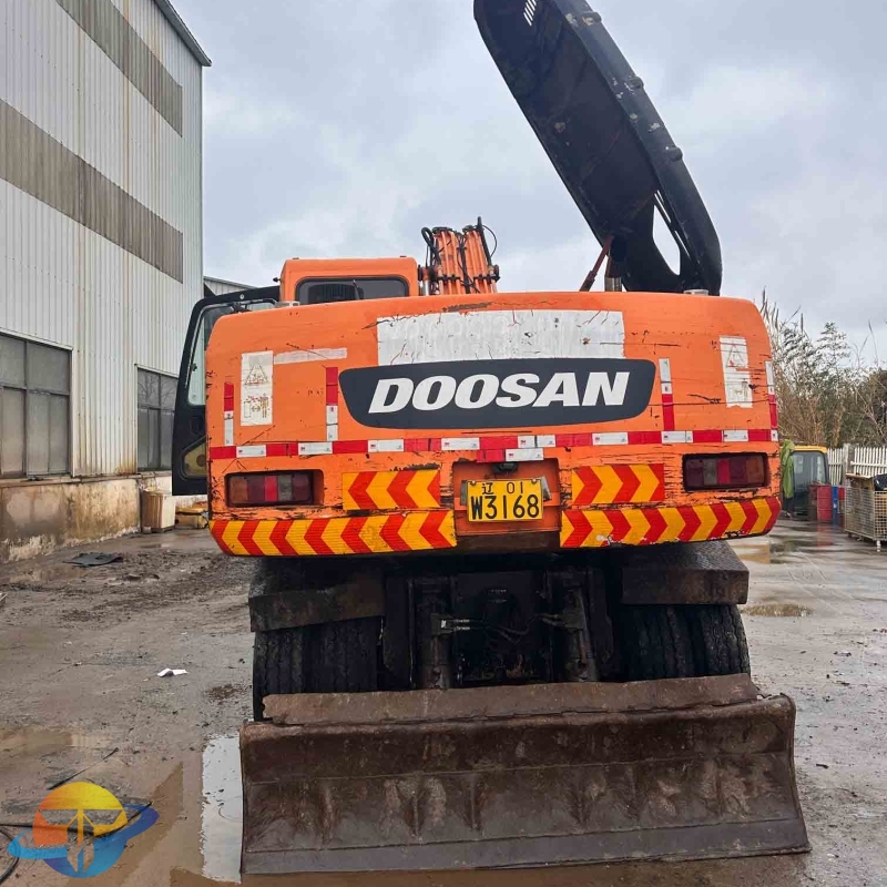 Used Doosan DH210W-7 wheeled excavator, large wheeled drive excavator for mining operations, diesel excavator for sale.