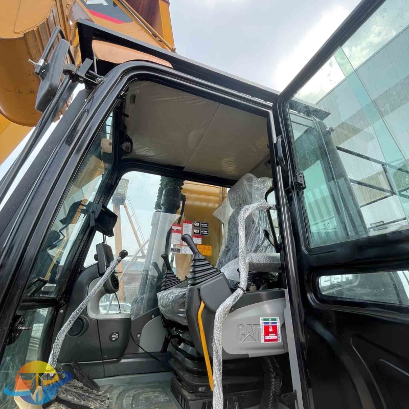 Caterpillar 320D2L excavator in good condition. Used earthmoving machinery. Professionally repaired and ready for delivery.