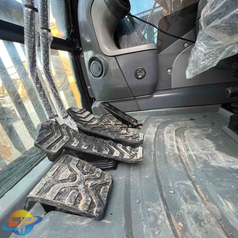 Used Caterpillar CAT320D2L crawler excavator, a globally renowned brand, in good condition and available for sale.