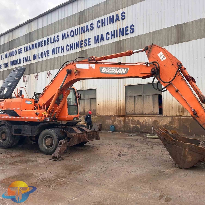Used Doosan DH210W-7 wheeled excavator, large wheeled drive excavator for mining operations, diesel excavator for sale.