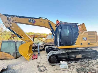 The Caterpillar CAT323 high-spec excavator, a powerful large-scale heavy-duty engineering equipment, is available for immediate sale.